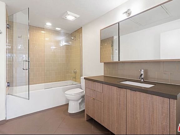 3rd image of 4044 Redwood Ave APT 301