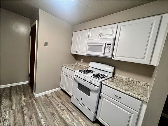 5th image of 3831 Eigen St #1