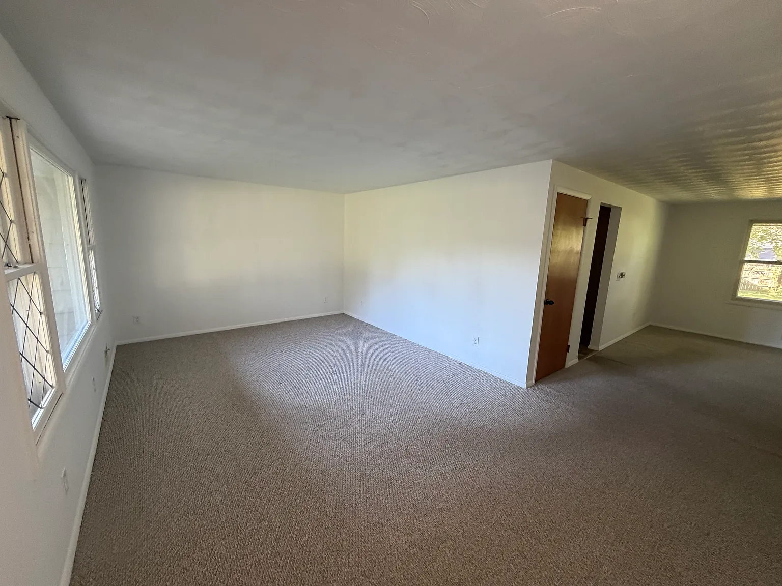3 bed, 1360 sqft, $2,900 — Photo 2