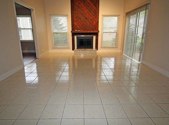 3rd image of 899 Colony Lake Dr