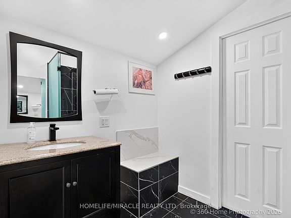 3rd image of 178 Kingsview Blvd