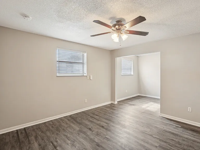 8519 Parallel Pkwy — Photo 22