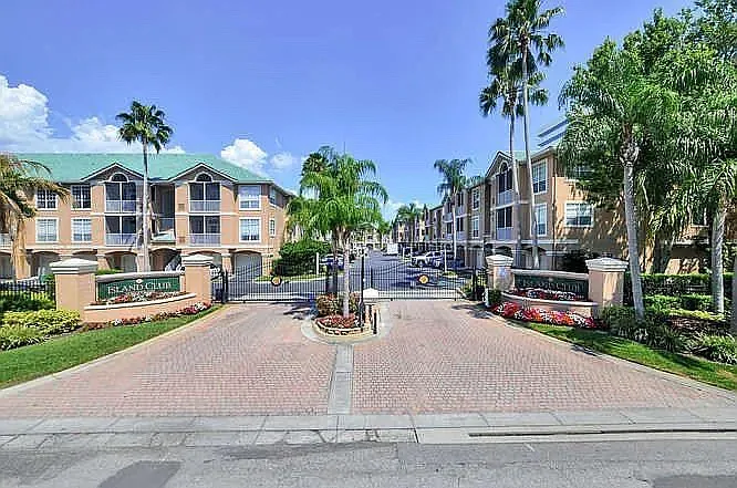 4205 Bay Club Cir — Photo 1
