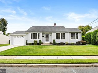 15 Ovington Dr, Hamilton, NJ 08620
