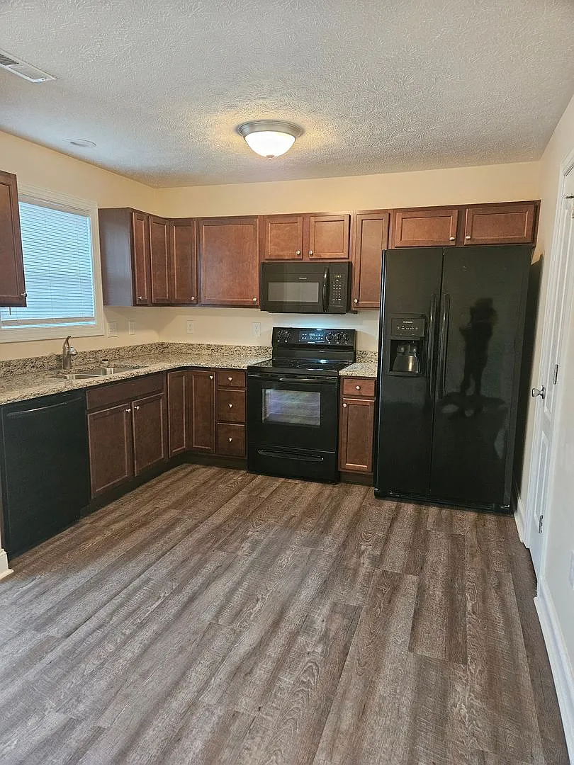 3 Bedroom, 3.5 Bath Townhouse — Photo 1