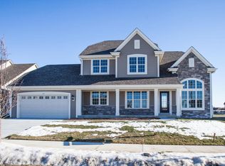 1421 Prairie Creek Blvd, Oconomowoc, WI 53066