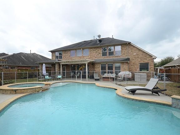 Now THIS is a swimming pool! The child fence is easily removable when not needed.