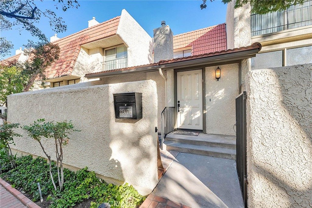 22307 Erwin St #1/2, Woodland Hills, CA 91367 | Zillow