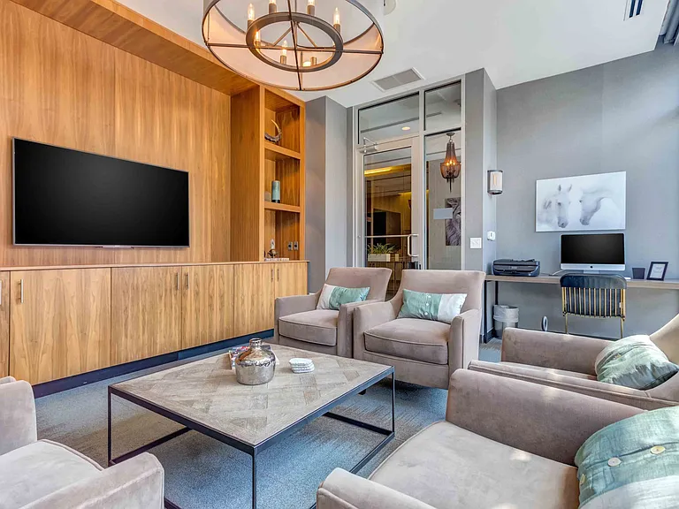 Luxe on Chicago — Photo 25