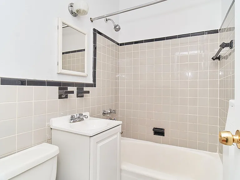 400 W 45th St #2B — Photo 8