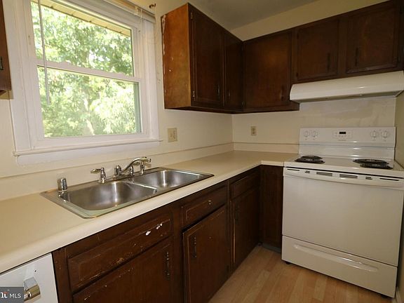 4th image of 353 Yorkshire Dr