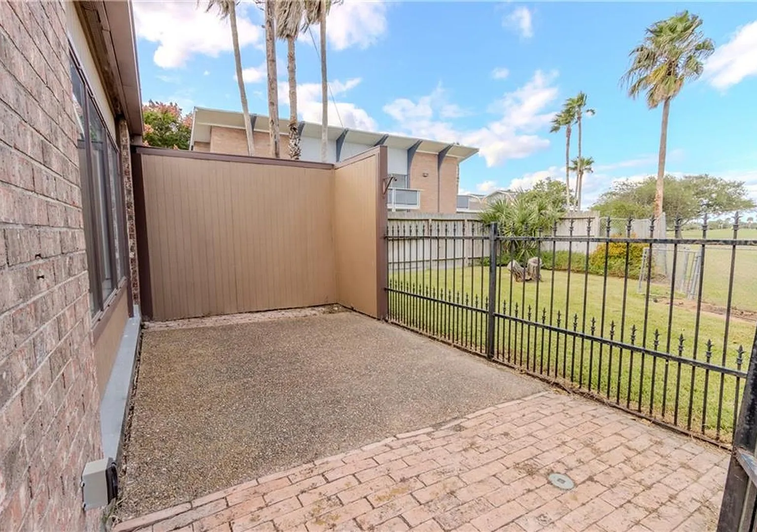 Beautifully renovated courtyard townhome in the heart of Corpus Christi — Photo 2