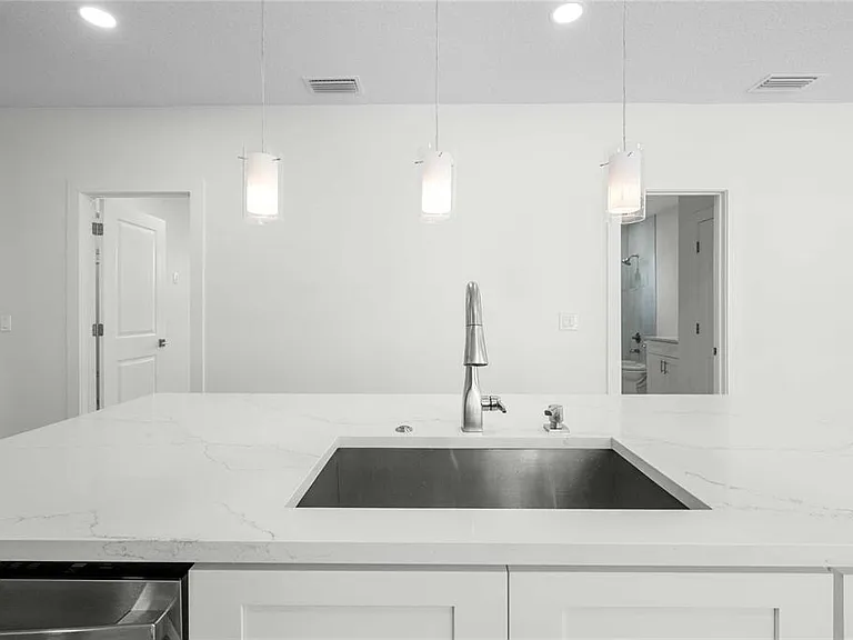 2203 N Blvd — Photo 21