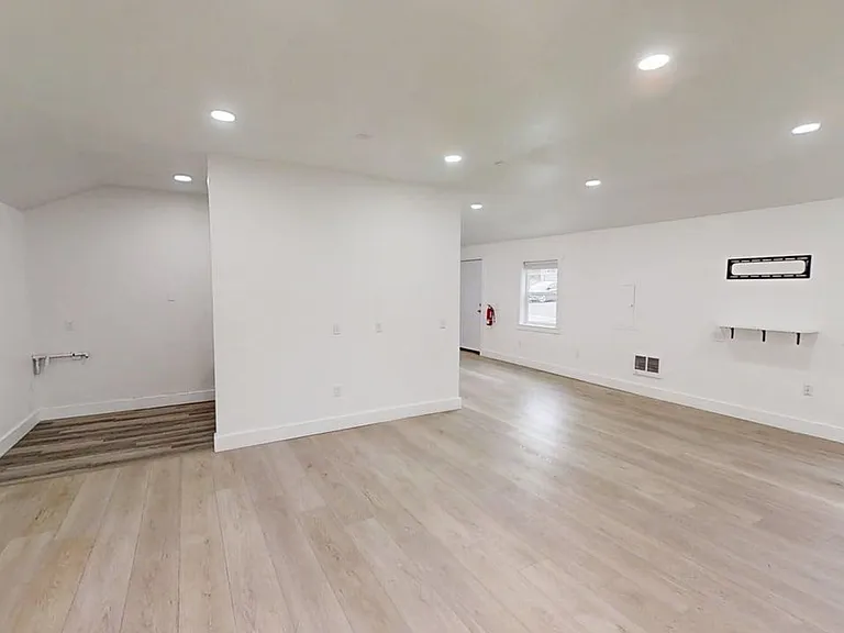 11518 NE Sandy Blvd — Photo 12