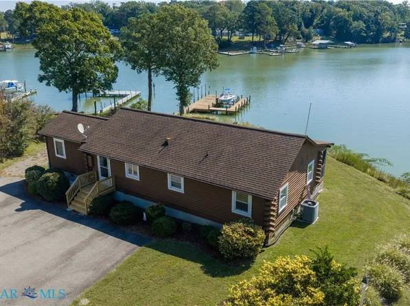 104 Sibley Ave, Topping, VA 23169
