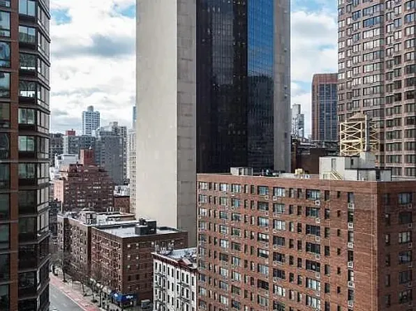 300 East 40th Street image 4 of 6