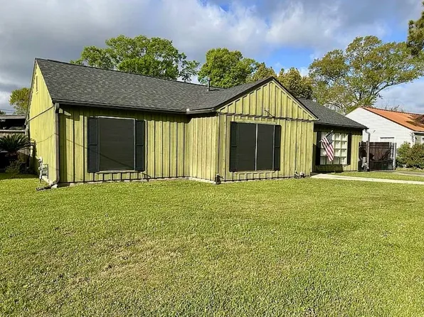 2801 Berry Ave, Groves, TX 77619