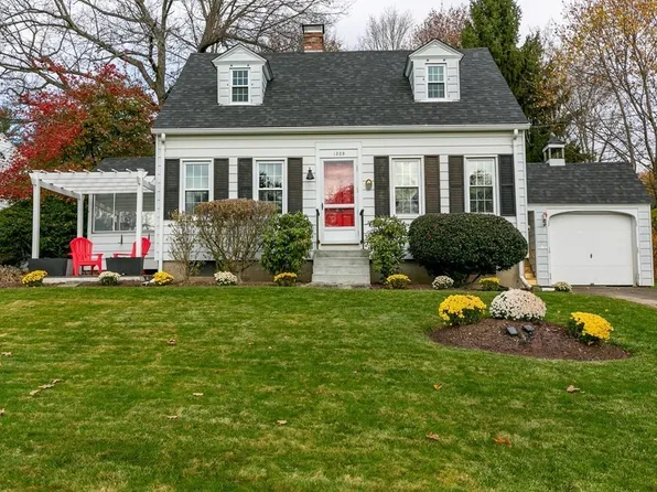 1329 Pleasant St, Worcester, MA 01602