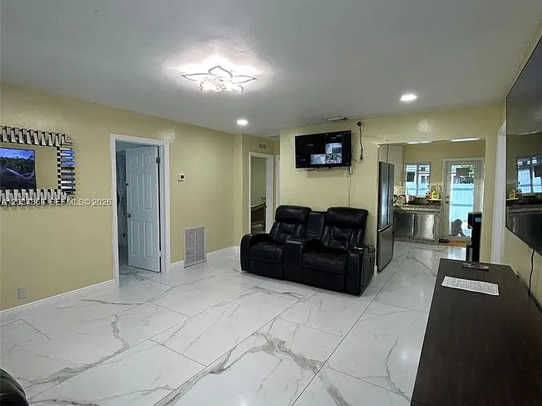 5157 NE 5th Ave #1 — Photo 3