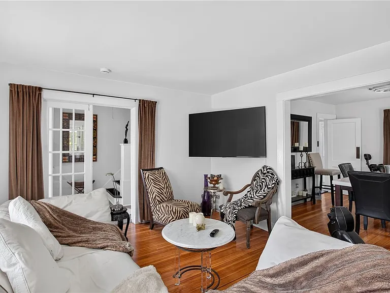 476 Providence St — Photo 14