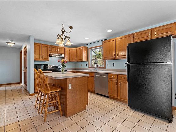 3rd image of 18 Prouty Ln