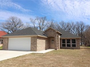 710 S Grand Ave, Gainesville, TX 76240