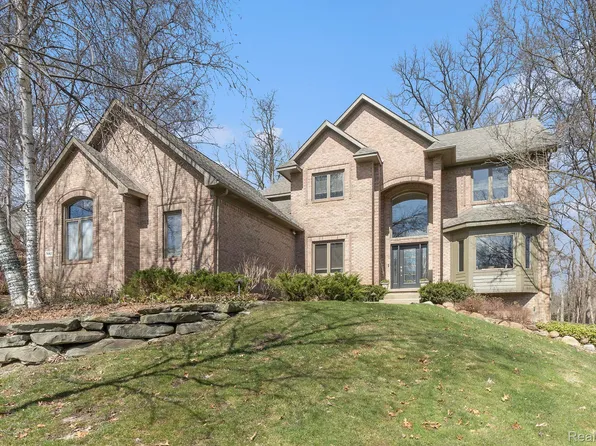 7643 Mistwood Dr, White Lake, MI 48383