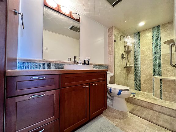 4th image of 214 Wellington Dr E #M