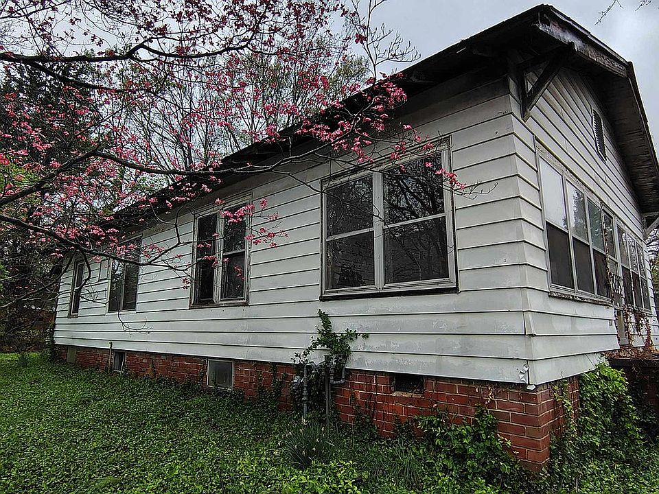 2nd image of 704 N Bridge St