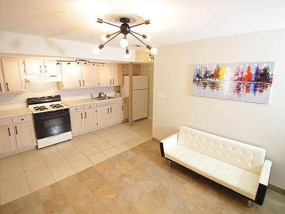 3rd image of 39 Excelsior Ave APT 2