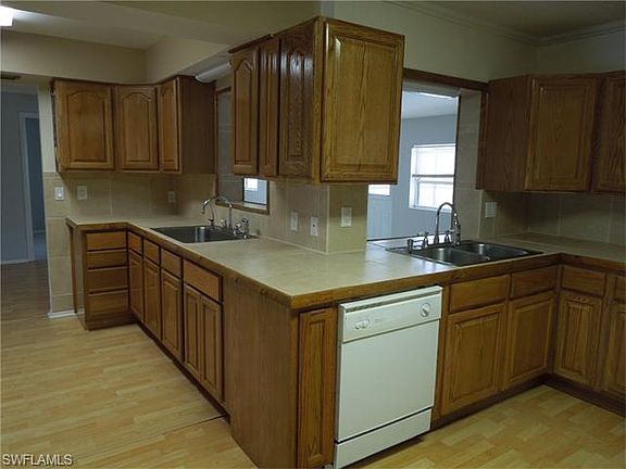 3rd image of 1121 Clayton Ave