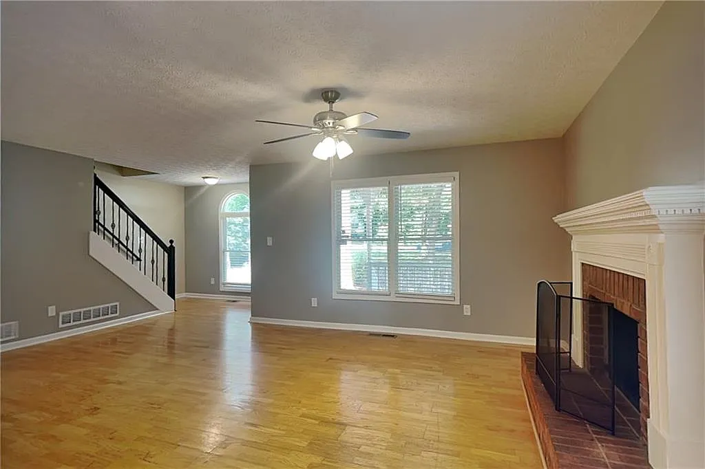 4 bed, 2.5 bath, 1746 sqft, $1,925 — Photo 2
