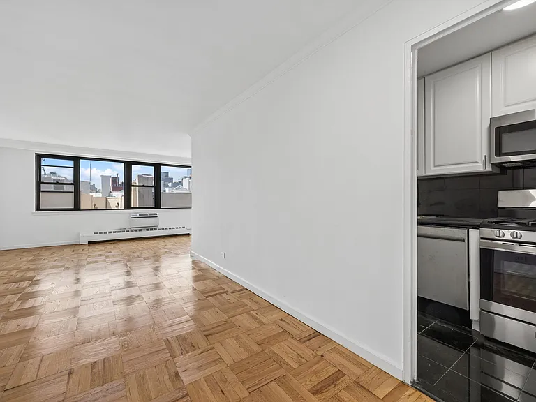 230 E 15th St #8L — Photo 1