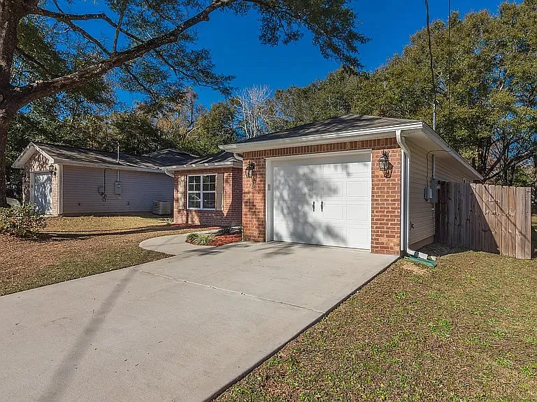 407 E Field Ave