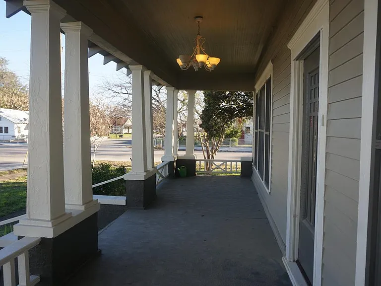 102 N Main St — Photo 2