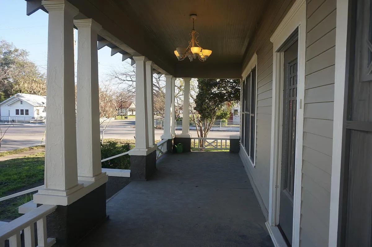 Building Photo - 102 N Main St