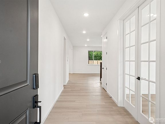 4th image of 933 Sawyer Avenue #29