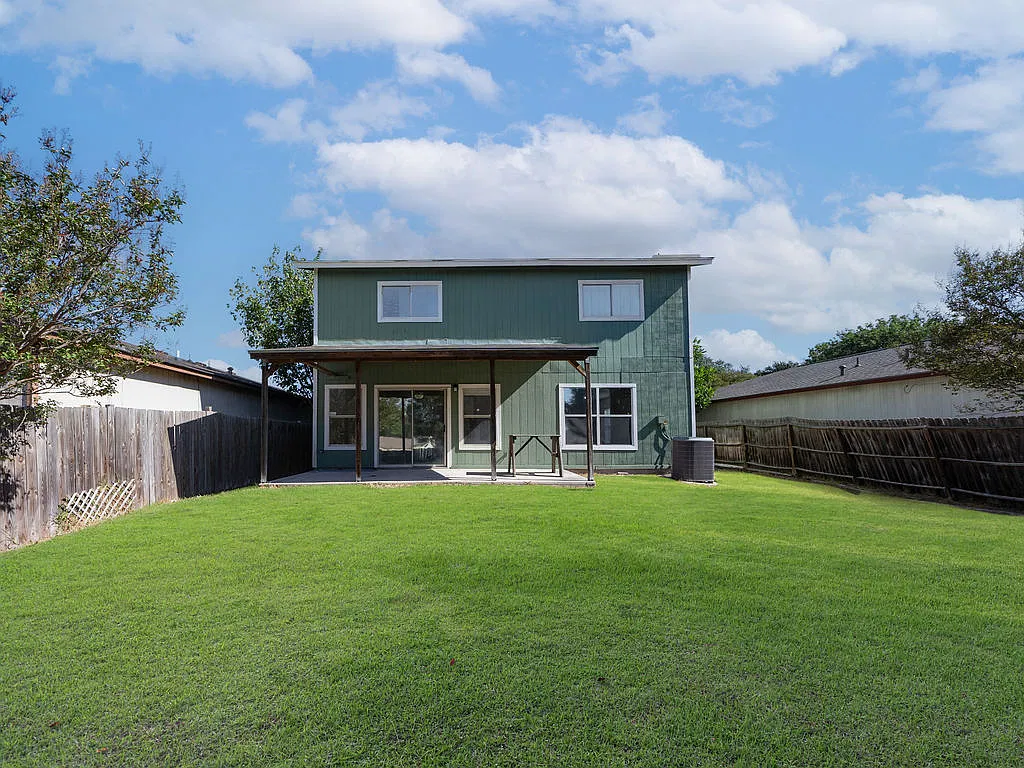 4 bed, 2.5 bath, 2278 sqft, $2,100 — Photo 2