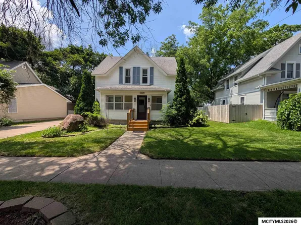 109 S 9th St, Clear Lake, IA 50428