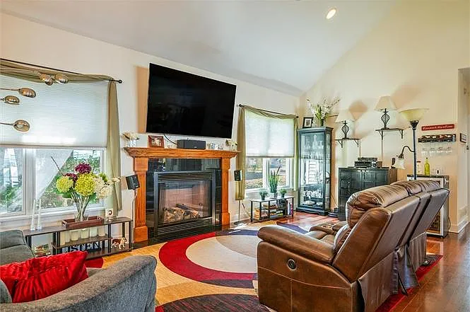690 Hillside Ave — Photo 4