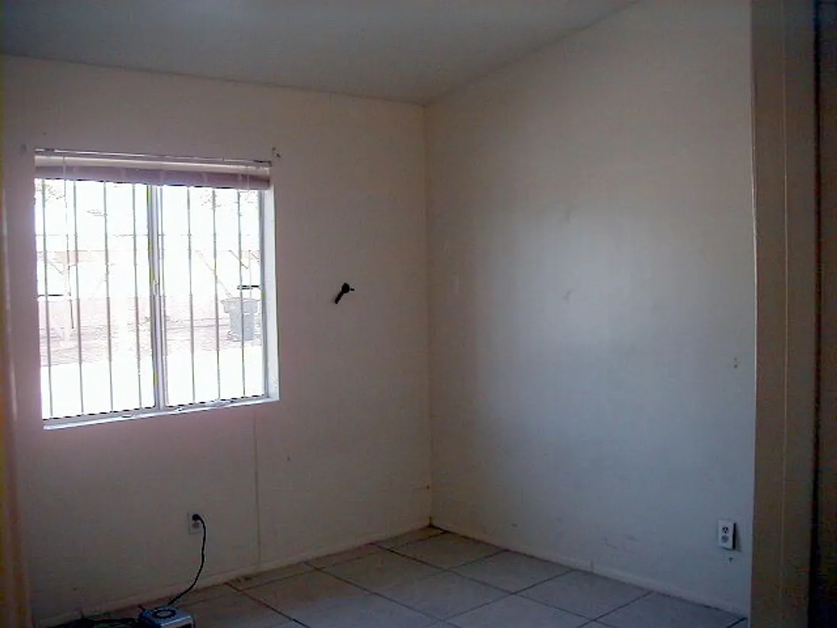 Building Photo - 383 E Thoroughbred Rd