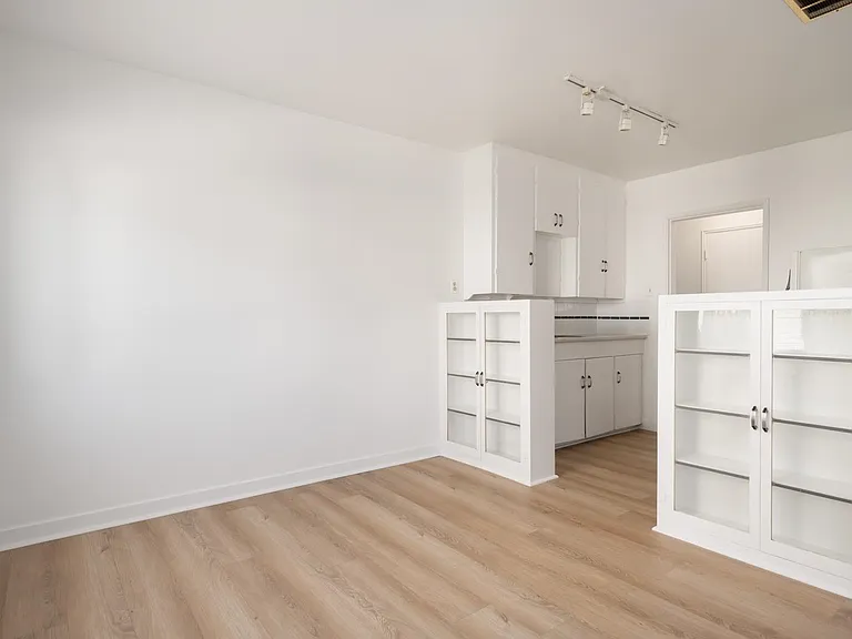735 Royal Ave #105 — Photo 7