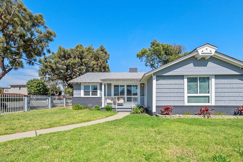 Front entry and enclosed private yard.