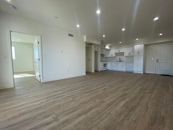 3rd image of 11490 Oxnard St #8