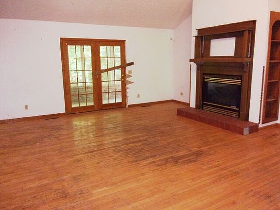 3rd image of 121 Forest Hills Loop