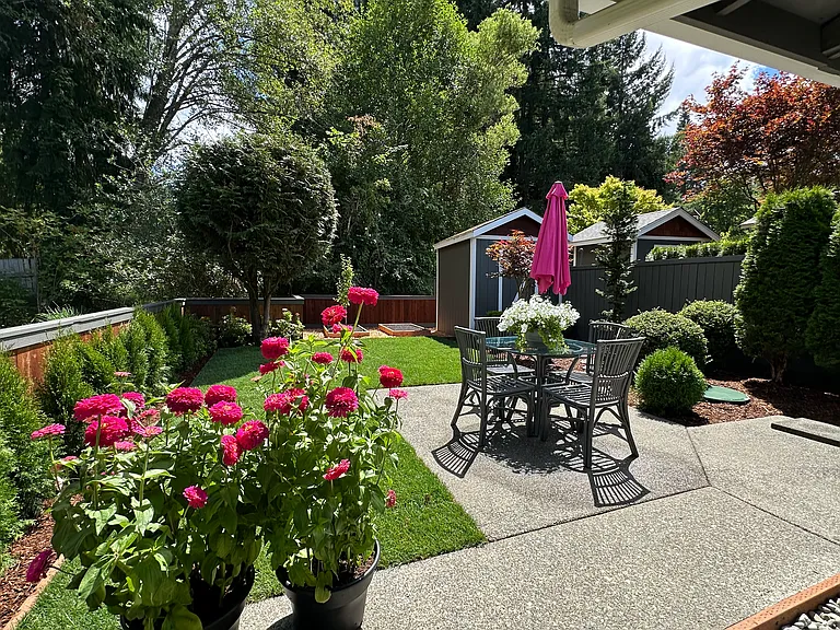 838 Phoenix St NE — Photo 1