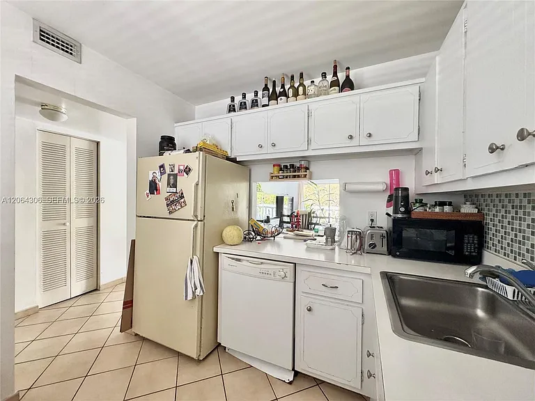 100 Edgewater Dr #305 — Photo 6