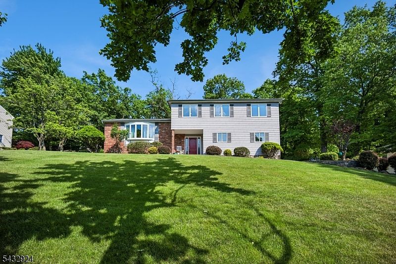1st image of 17 Stonewall Dr