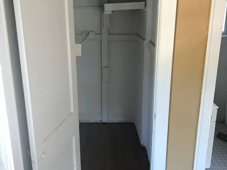 One-Bedroom Unit Available in Walnut Hills - Heat and Water Included — Photo 6