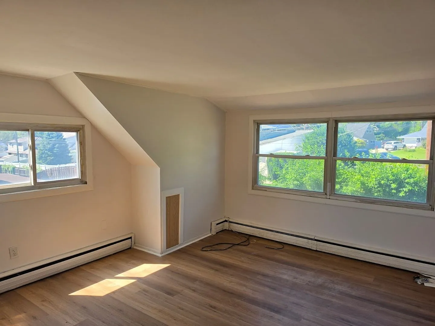 Spacious 4BR House in Levittown — Photo 2